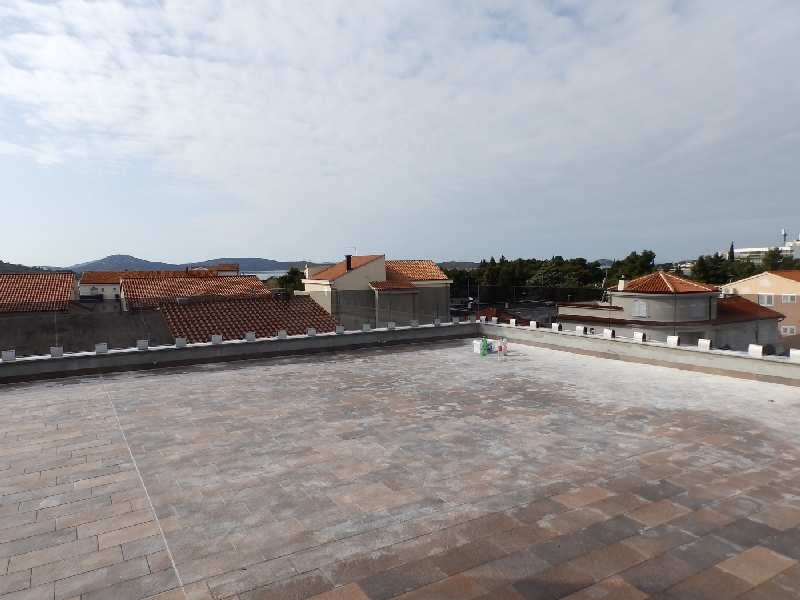 Takterrass med vacker utsikt över omgivningen och havet.