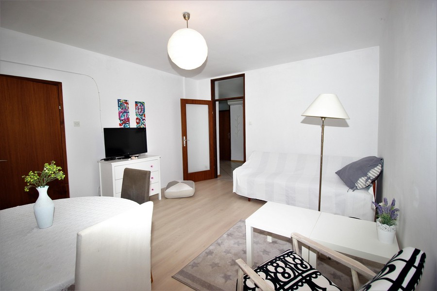 Vardagsrum för fastighet A1682 i Kroatien - Panorama Scouting GmbH.