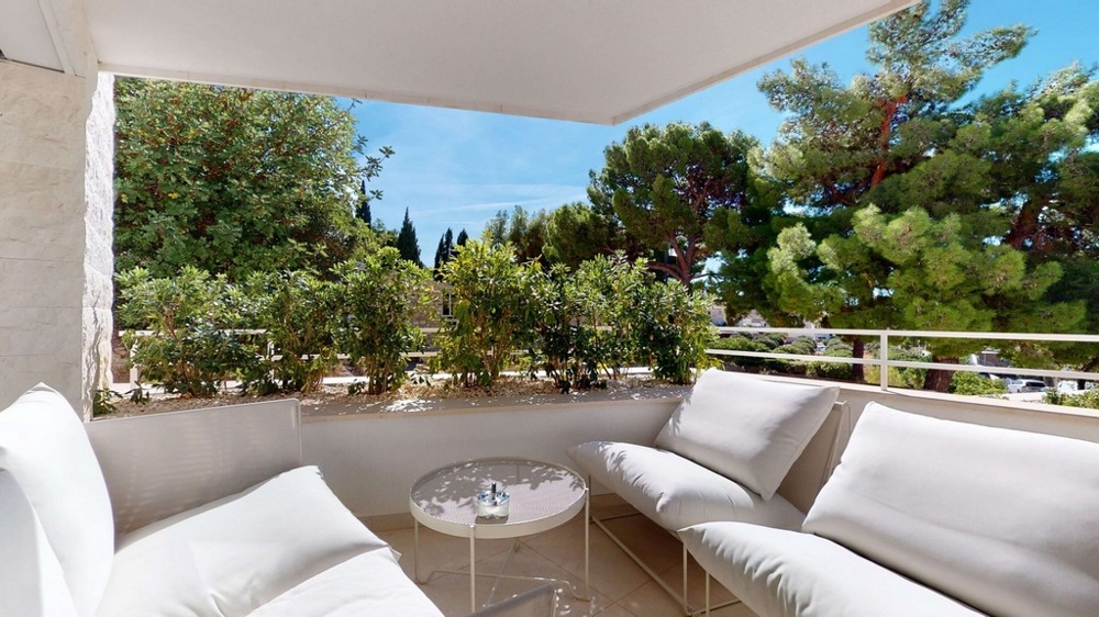 Utsikt från byggnadens gata med de enskilda lägenheterna - köp en lägenhet i Kroatien.