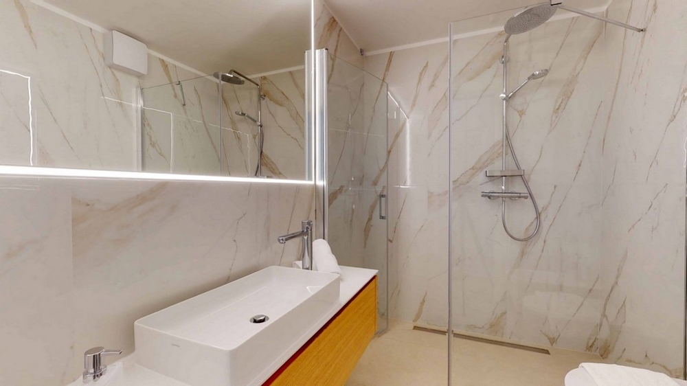 Utsikt över husets framsida med de enskilda lägenheterna med utsikt över havet på ön Vis.