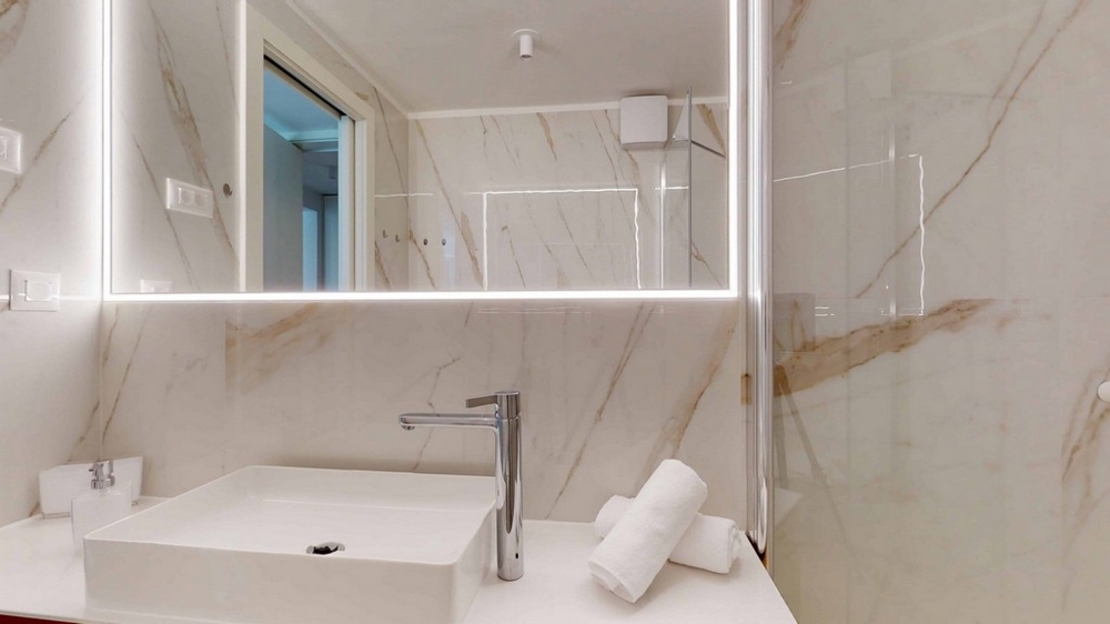 Konceptritning med utsikt från luften med utsikt över husets framsida med de enskilda balkongerna - köp en lägenhet i Kroatien.