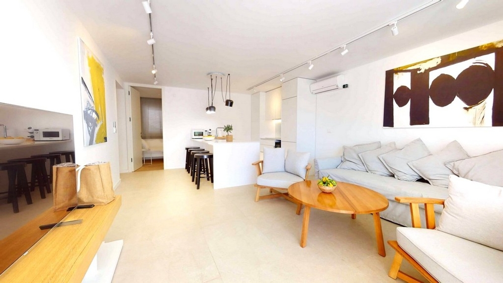 Ytterligare en bild på husets framsida från sidoingången till byggnaden på ön Vis.