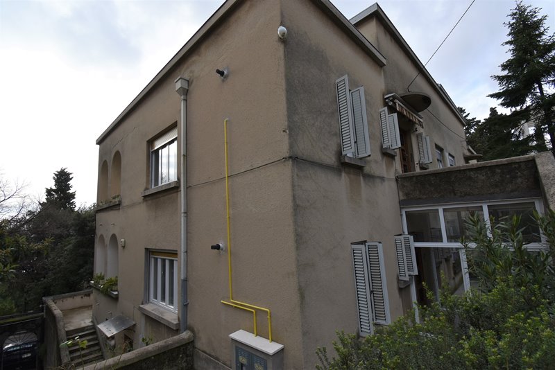 Vy över bostadshuset - yttre vy: A1814.