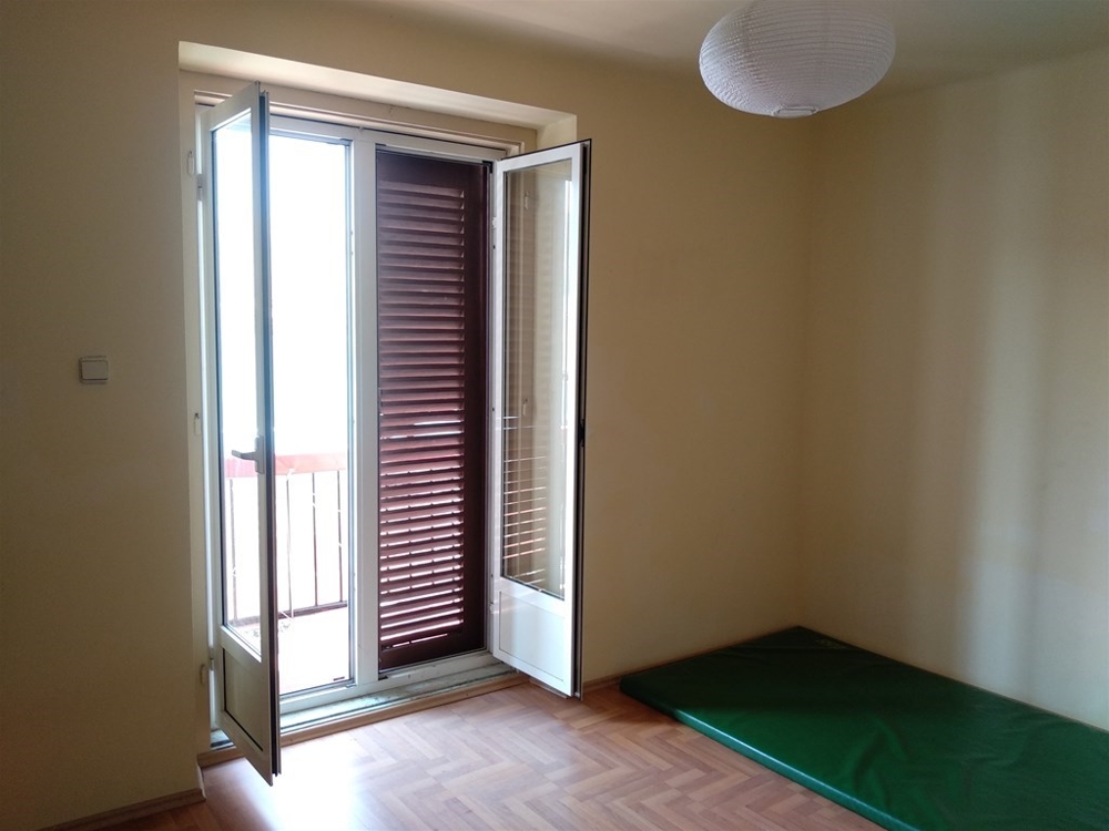 Utsikt från ett rum till den rymliga terrassen.