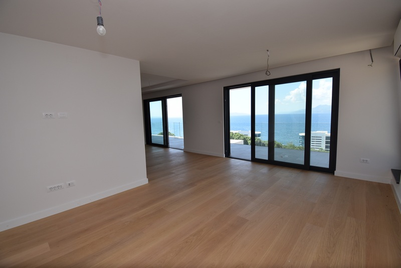 Vardagsrum med utgång till terrassen.