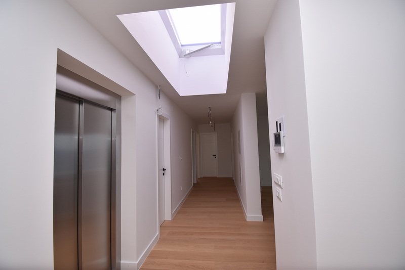 Ingångsområde till fastighet A2046 i Rijeka, Kroatien - Panorama Scouting.