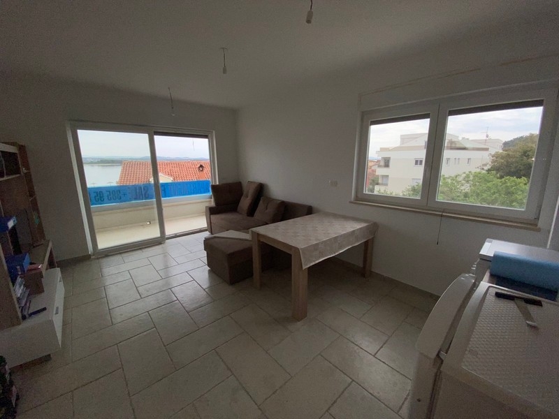 Utsikt från vardagsrummet till terrassen och havet.