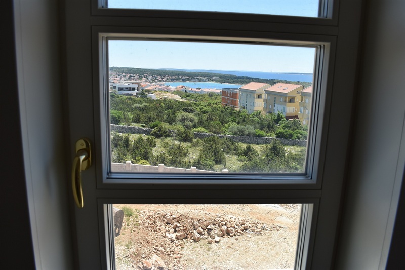 Havsutsikt från fönstret från vardagsrummet A2057, Novalja, Kroatien.