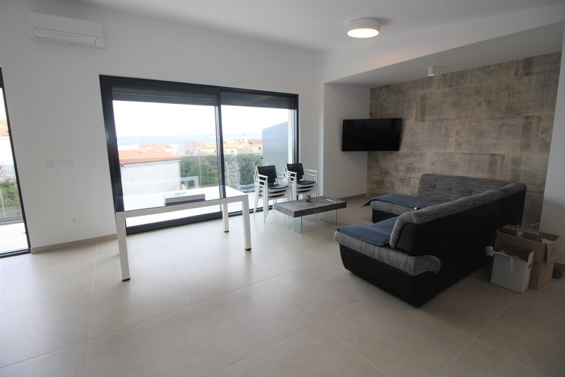 Vardagsrum med utsikt över staden.