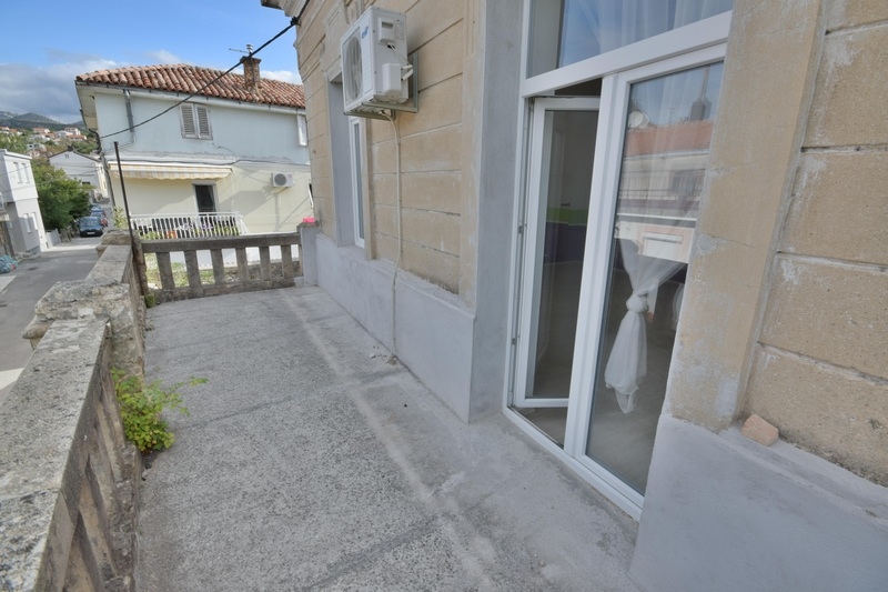 Terrass till lägenhet A2149 för totalrenovering.