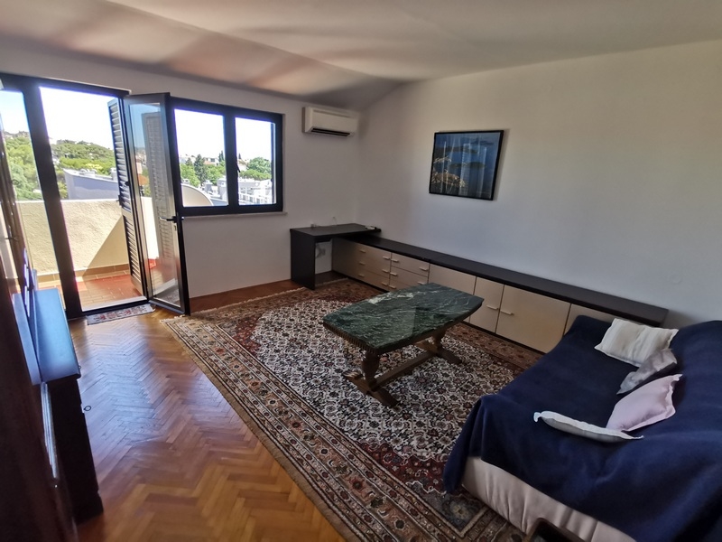 Luftkonditionerat vardagsrum med tillgång till terrassen.