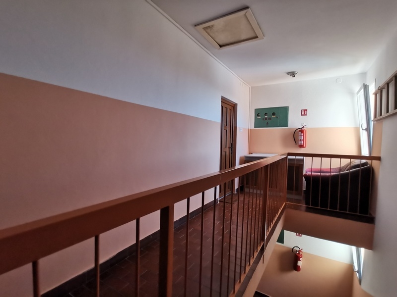 Hall och lägenhetsdörr.