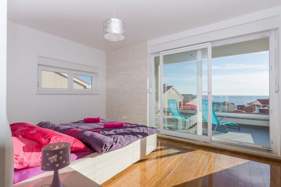 Sovrum med havsutsikt.