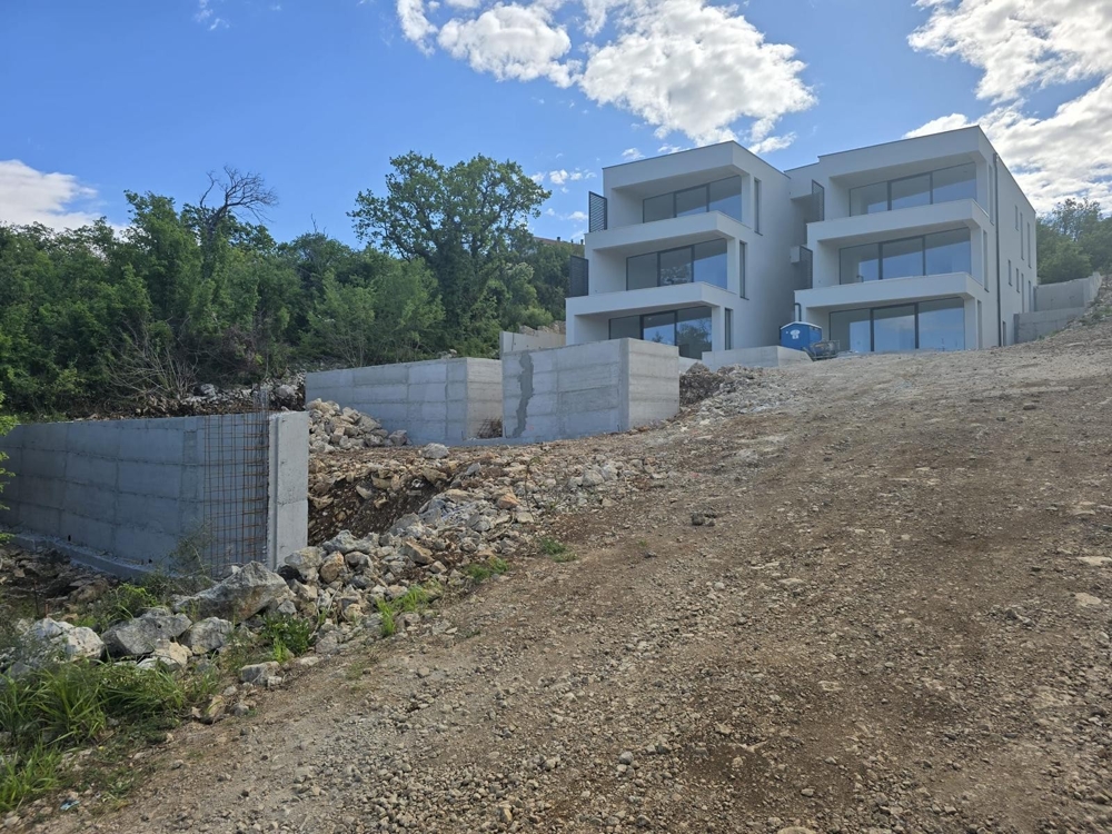 Havs- och bergsutsikt över Velebitbergen från terrassen på fastighet A2363 nära Zadar.