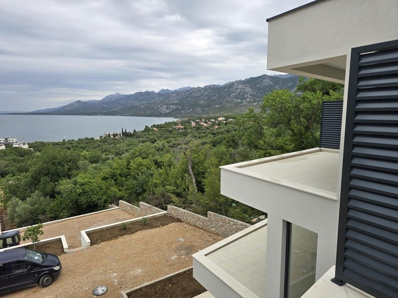 Moderna lägenheter i en ny byggnad i Rovanjska-regionen nära Zadar - Panorama Scouting A2364.