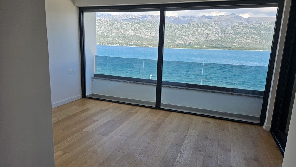 Vardagsrum med fantastisk utsikt över havet och Velebitbergen.