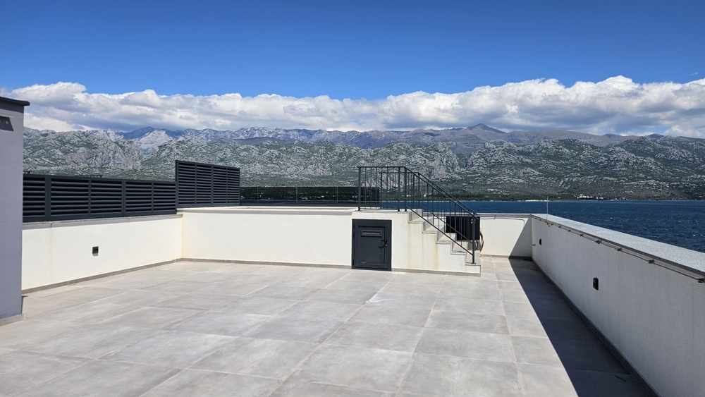 Takterrass med pool och havsutsikt över fastighet A2382 nära Zadar, Kroatien.