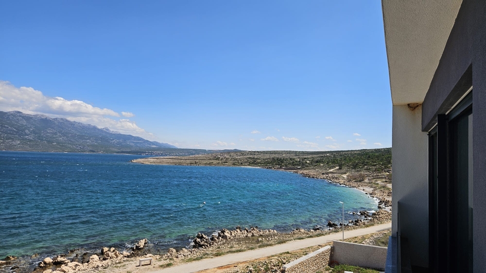 Pool på takterrassen direkt vid havet.
