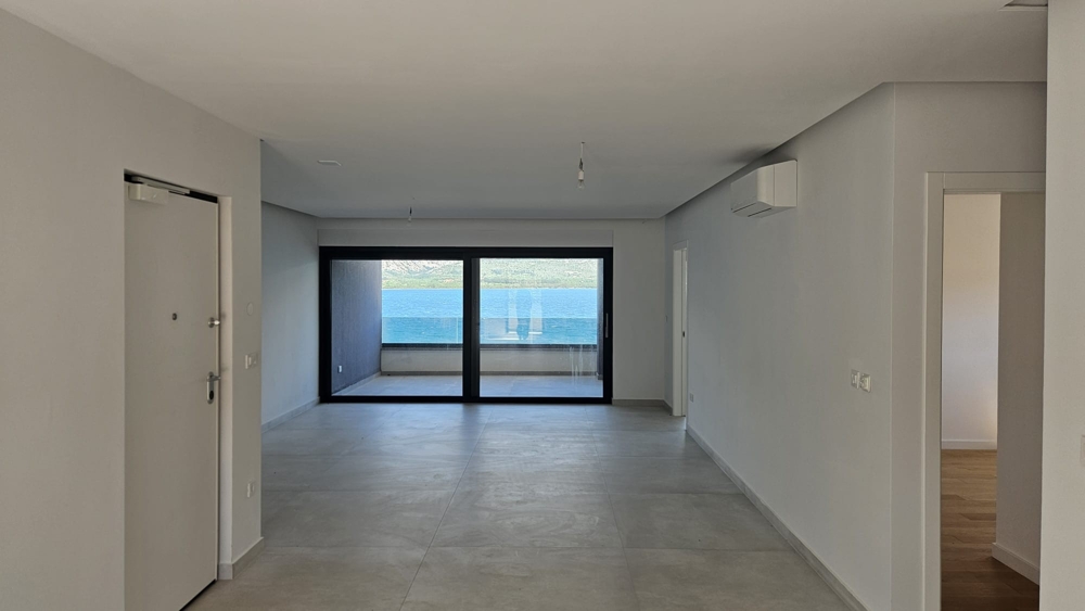 Vardagsrum i den moderna nybyggnaden i första raden mot havet med fantastisk havsutsikt.