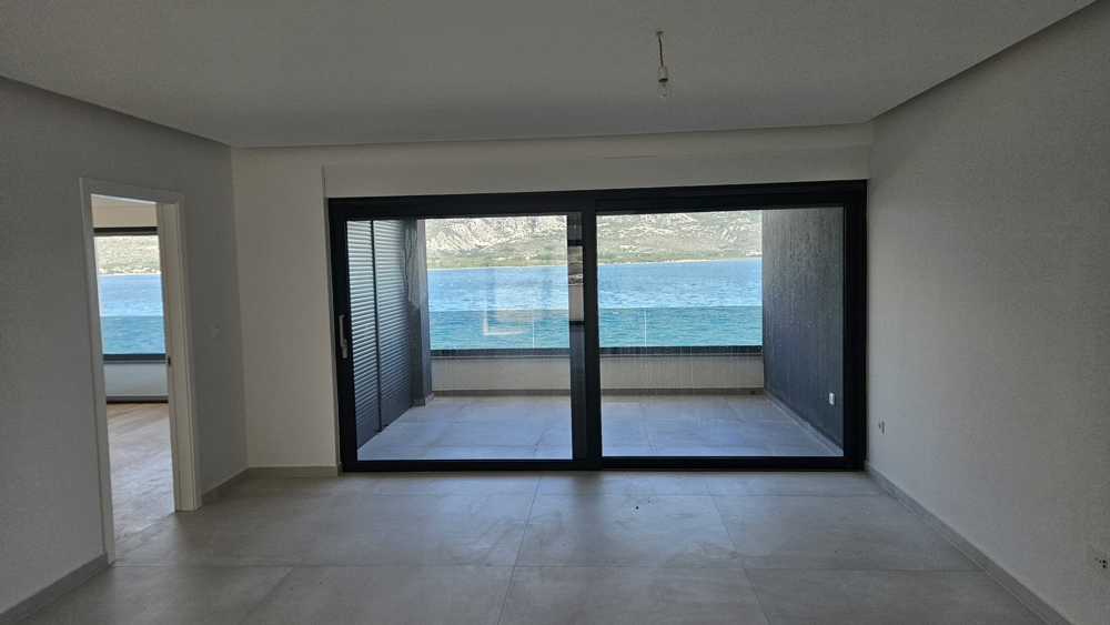 Havsutsikt från den moderna och täckta terrassen på fastighet A2382 nära Zadar i Kroatien.