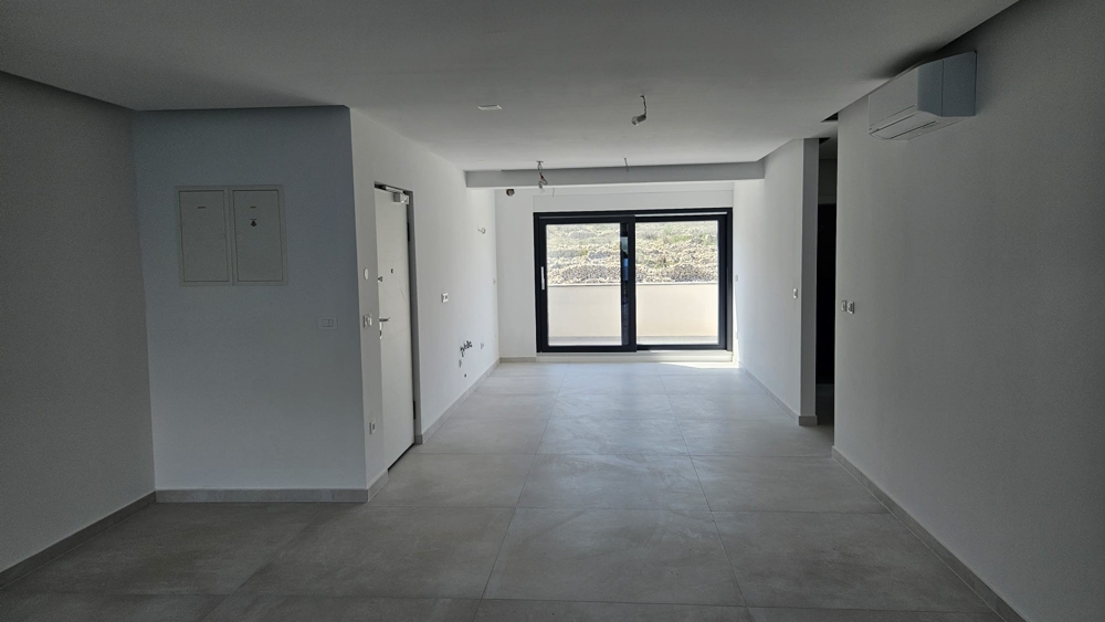 Vardagsrum med terrass och havsutsikt.