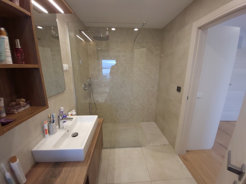 På den här bilden kan du se det attraktiva och bekväma badrummet på fastigheten A2417, som är till salu på ön Krk.