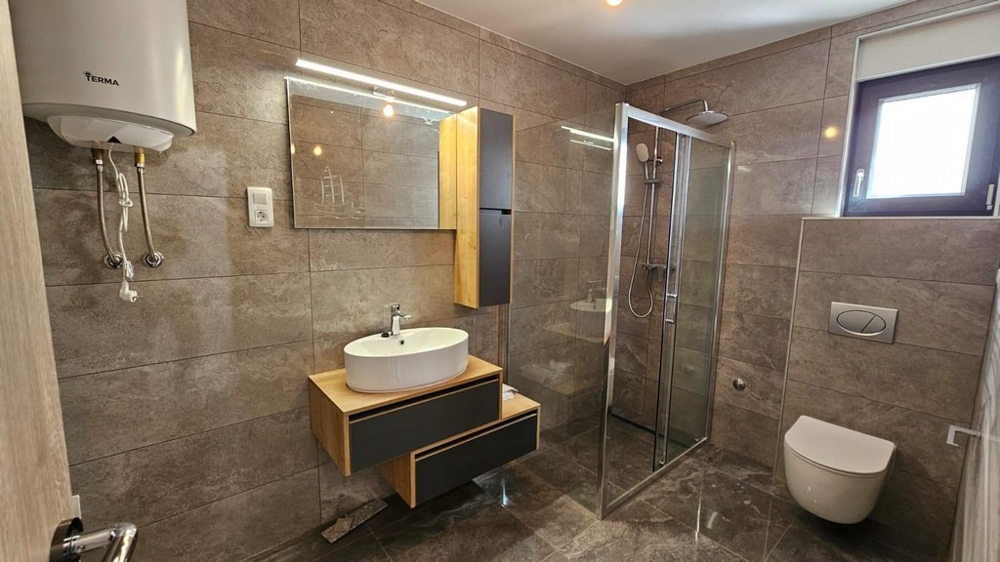 Badrum med kakel av hög kvalitet.