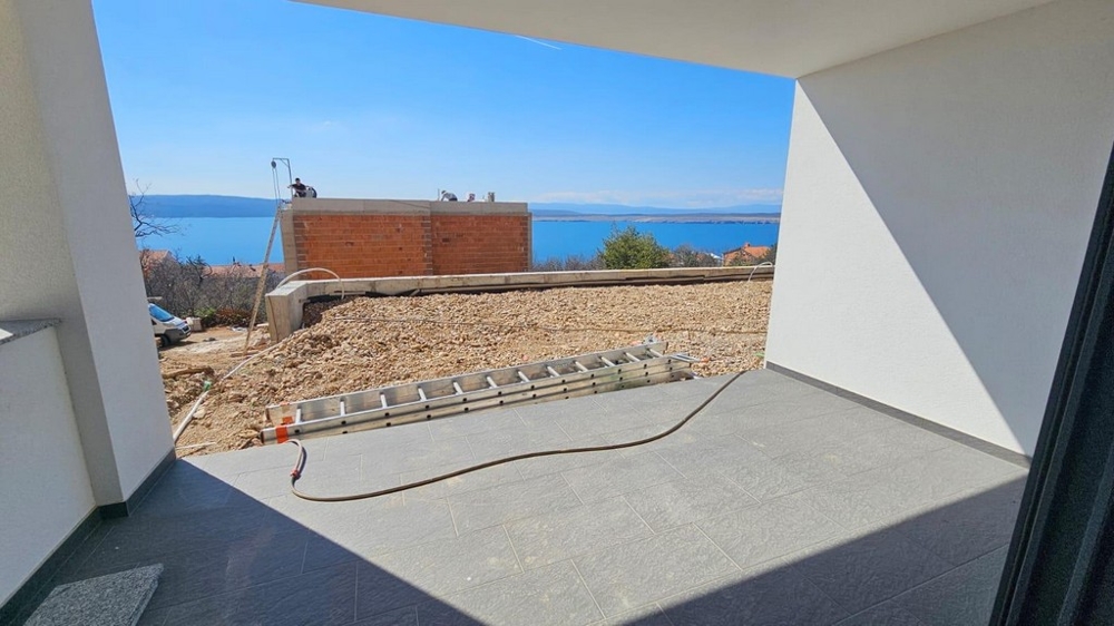Utsikt från terrassen på bottenvåningen av fastighet A2519.