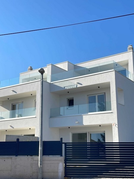 Framifrån av lägenheter A2607, Tribunj, Kroatien.