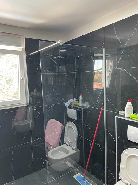 Entré på baksidan av byggnaden.