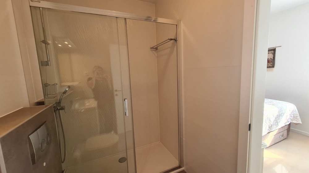 På den här bilden kan du se det attraktiva och bekväma badrummet på fastigheten A2636, som är till salu på ön Pag.