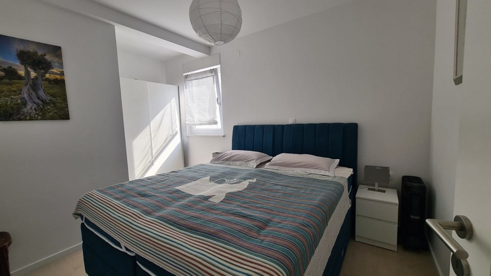 På den här bilden kan du se det attraktiva och bekväma sovrummet på fastigheten A2636, som är till salu på ön Pag.