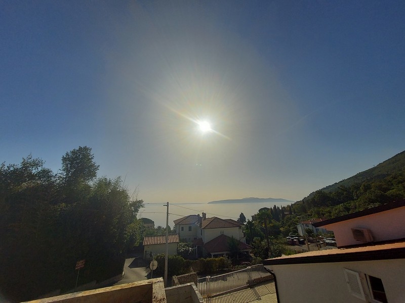 Takterrass med havsutsikt över fastighet A2668 i Kroatien, Lovran, Kvarnerbukten - Panorama Scouting.