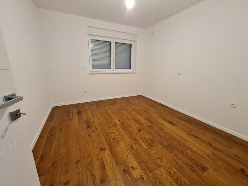 På den här bilden kan du se det attraktiva och bekväma sovrummet i fastigheten A2697, som är till salu i Rijeka.