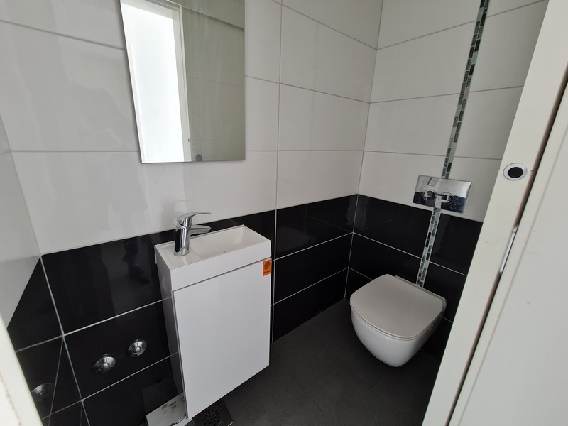 På den här bilden kan du se det attraktiva och bekväma badrummet på fastigheten A2697, som är till salu i Rijeka.