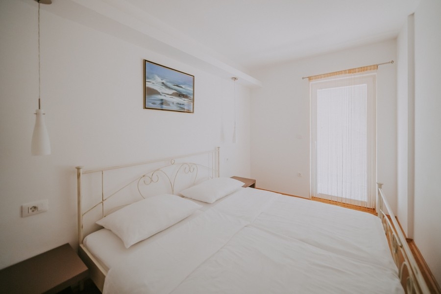 På den här bilden kan du se det attraktiva och bekväma sovrummet på fastigheten A2708, som är till salu på ön Krk.