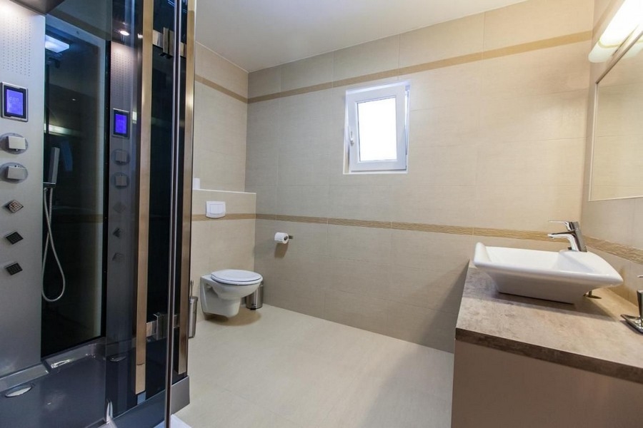 På den här bilden kan du se det attraktiva och bekväma badrummet på fastigheten A2708, som är till salu på ön Krk.