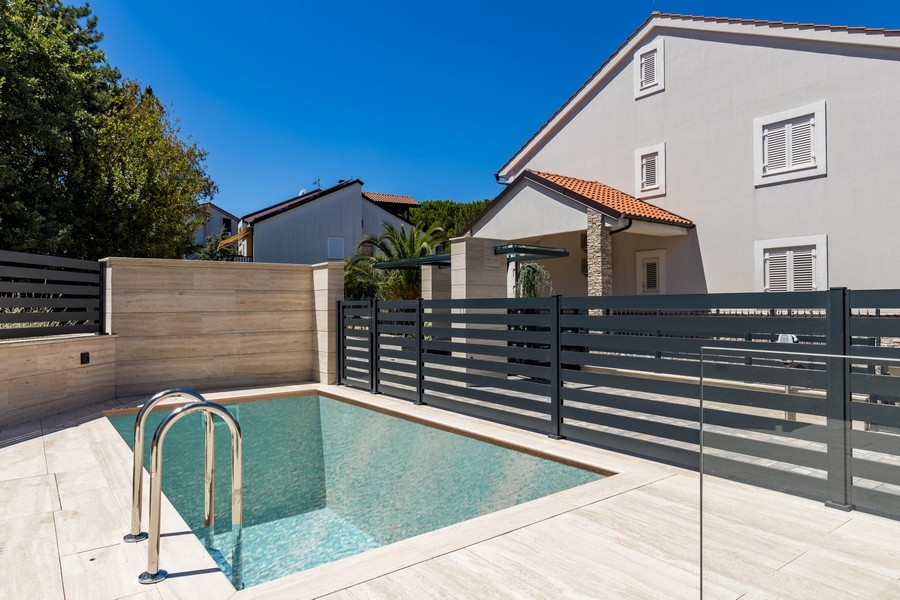 Terrass med havsutsikt över fastigheten till salu i Kroatien - Panorama Scouting.