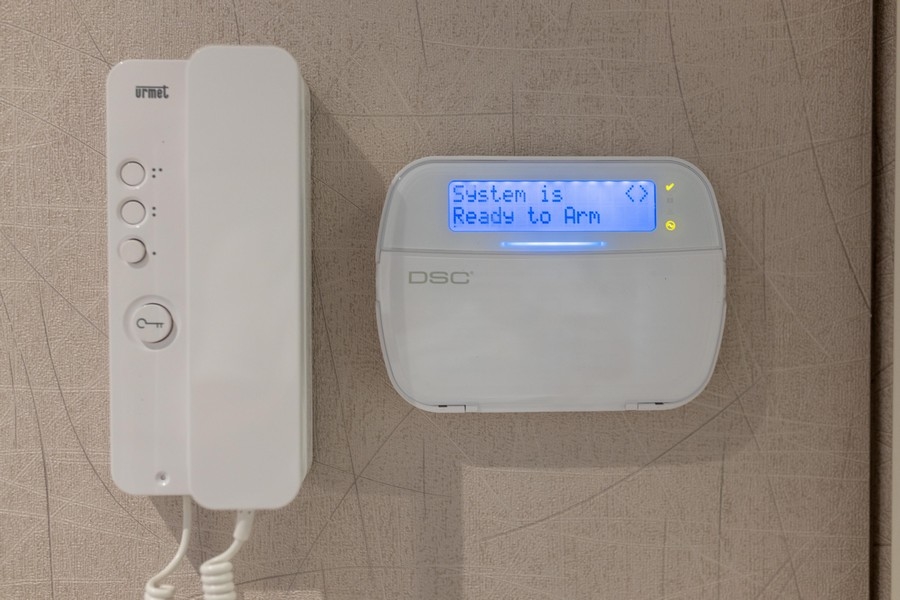 Intercomsystem och larmsystem.