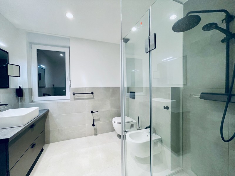 Flygfoto över moderna gula hyreshus med utsikt över snötäckta berg i Zadar-regionen, Kroatien