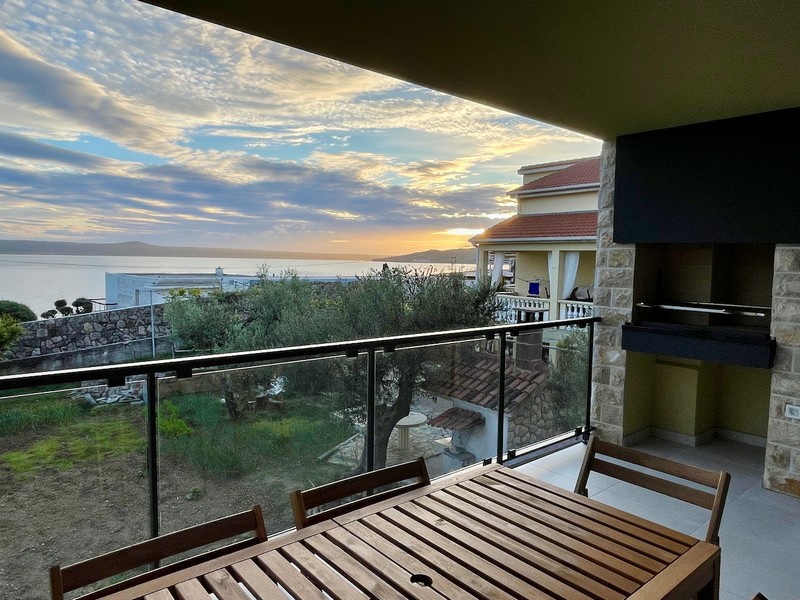 Kvällsvy av en upplyst rektangulär pool vid ett lägenhetskomplex till salu i Zadar, Kroatien