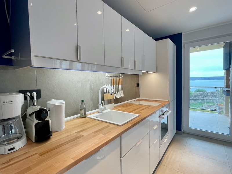 Sidovy av moderna gula bostadshus med balkonger och stendetaljer till salu i Zadar, Kroatien