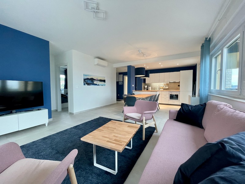 Framifrån av ett modernt gult hyreshus med parkeringsplats i Zadar, Kroatien, på fastighetsmarknaden