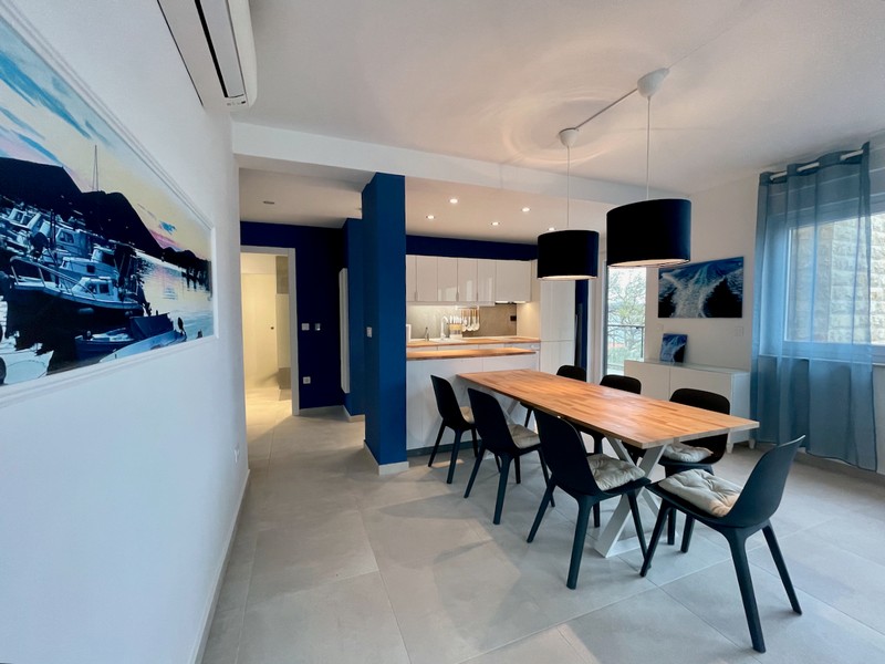 Öppen planlösning med klinkergolv och installationer för ett pentry i en lägenhet till salu i Zadar, Kroatien