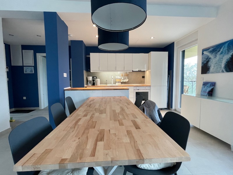 Rymligt oavslutat vardagsrum med vitmålade väggar och förberedelser för köksinstallation i en lägenhet i Zadar, Kroatien