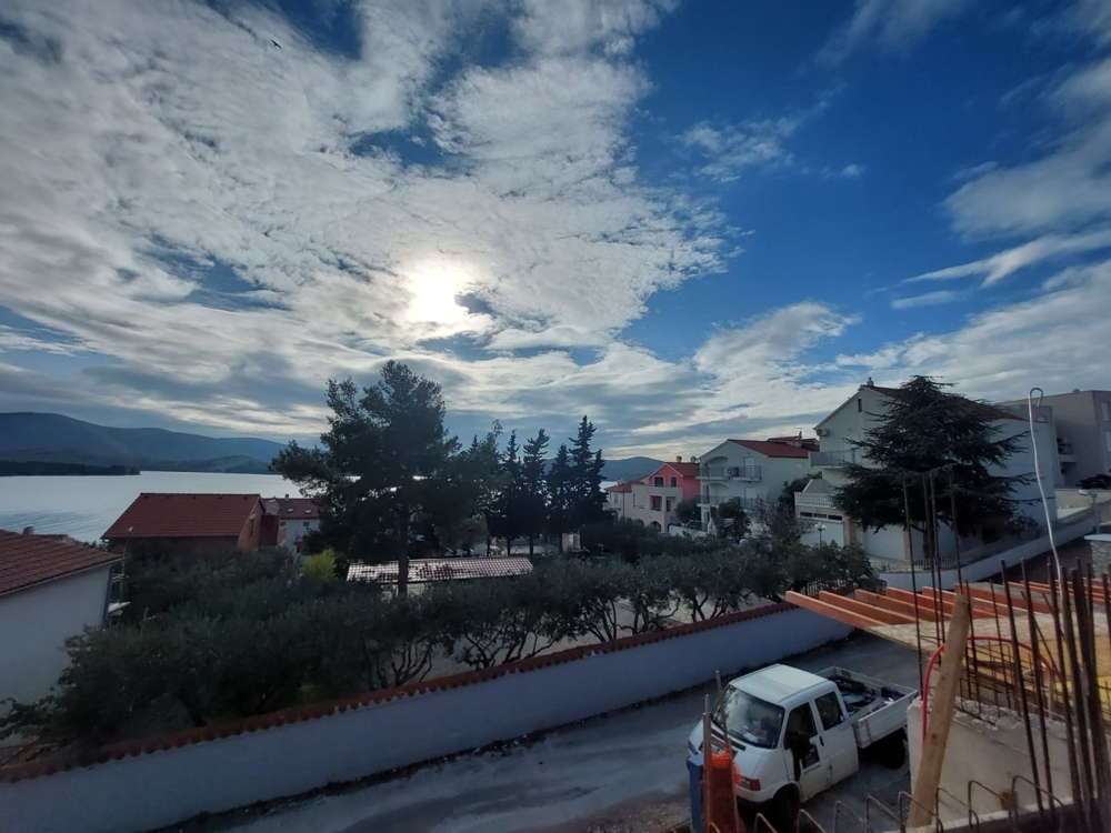 3 sovrum, vardagsrum med takterrass och havsutsikt