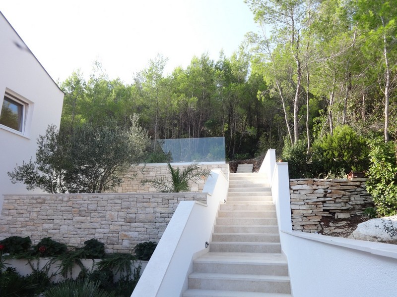 Stor terrass med panoramautsikt över havet