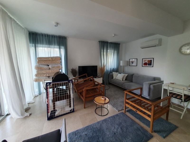 Modernt inredd lägenhet nära havet