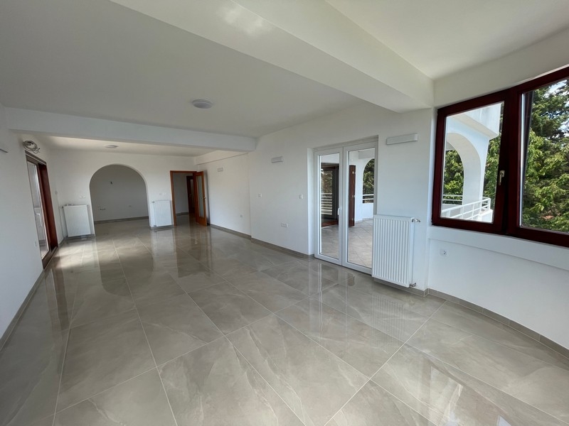 Vardagsrum med tillgång till terrassen på fastighet A2769.