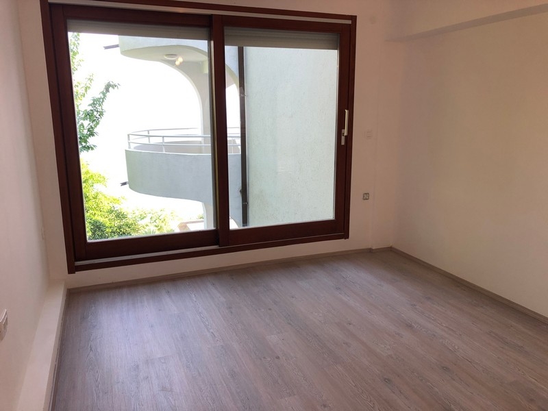 Sovrum och balkong med utsikt.